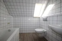 Bad mit Wanne und Waschmaschinenanschluss