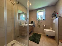 WC mit Dusche und Fenster