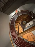 Wendeltreppe nach oben zur 1. Etage