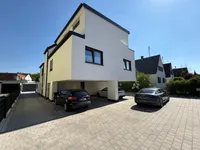 Haus und Zufahrt zur Garage