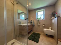 WC mit Dusche und Fenster