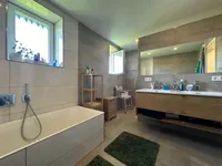 Bad mit Wanne und Fenster