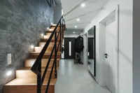 Eingangsbereich und Treppe ins OG