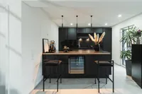 Küche mit Kücheninsel und Beleuchtung