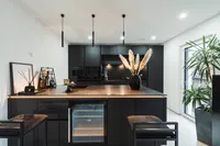 Küche mit Kücheninsel und Beleuchtung