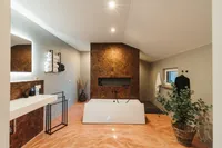 Badezimmer mit Badewanne 