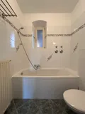 Badezimmer mit Duschwanne