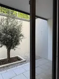 Mit Insektenschutzgitter