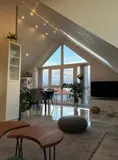 Wohnzimmer mit offener Küche