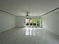 Wohnbereich mit Zugang zur Terrasse 