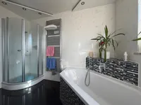 Eckwanne mit Dusche