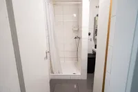 Badezimmer mit Dusche und Badewanne