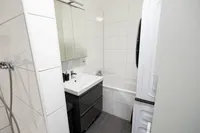 Badezimmer mit Dusche und Badewanne