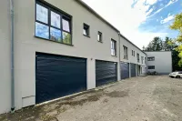 Außenansicht mit Stellplatz