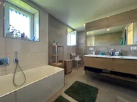 Bad mit Wanne und Fenster