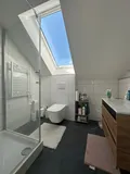 WC mit Dusche und Fenster