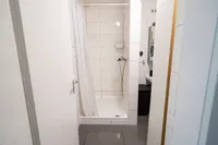 Badezimmer mit Dusche und Badewanne