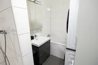 Badezimmer mit Dusche und Badewanne