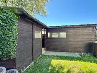 mit Geräteschuppen