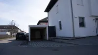 Außenansicht mit Garage