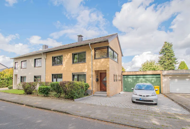 Alsdorf-Mariadorf: Doppelhaushälfte mit großer PKW-Garage zum Verkauf!