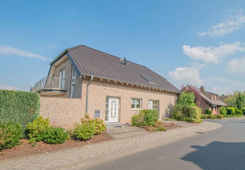 Alsdorf-Hoengen: Freistehendes Einfamilienhaus mit eigener Büroetage zum Verkauf!