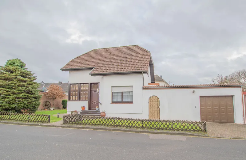 Alsdorf-Kellersberg: Freistehendes Einfamilienhaus mit großer Garage zum Verkauf!