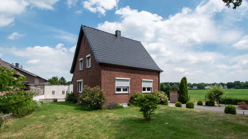 Baesweiler-Loverich: Freistehendes Einfamilienhaus mit großer Garage zum Verkauf!
