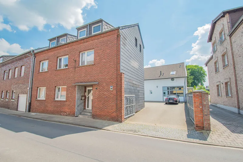 Alsdorf-Hoengen: Modernisiertes Zweifamilienhaus zum Verkauf!