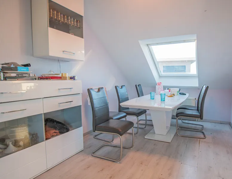 Aldenhoven: Helle 5-Zimmer-Dachgeschosswohnung mit zwei Balkonen zu vermieten