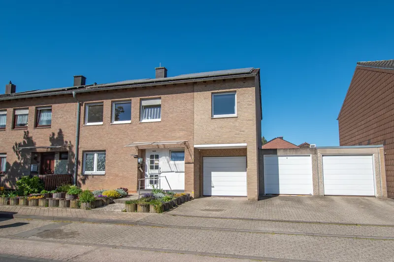 Alsdorf-Broicher Siedlung: Teilmodernisiertes Reihenendhaus mit Garten und Garage zum Verkauf!