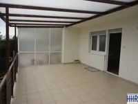 Große überdachte Terrasse