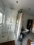 Badezimmer mit Wanne und Dusche