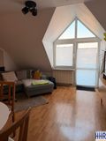 Wohnzimmer mit Zugang zum Balkon