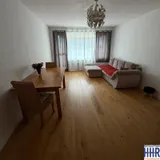 Wohnzimmer mit Zugang zum Balkon