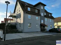 Hausansicht mit PKW-Stellplätzen