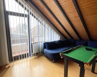 Wohnzimmer mit Balkon