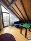 Wohnzimmer mit Balkon