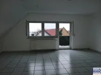 Wohnzimmer mit Zugang zum Balkon
