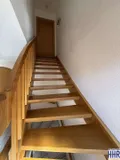 stilvolle Massivholztreppe ins OG