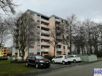 Mehrparteienhaus mit Kfz-Stellplätzen