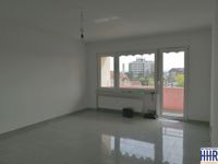 Wohnzimmer mit Balkonzugang