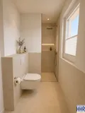 Modernes Gäste-WC mit Dusche – Visualisierung einer möglichen Gestaltung