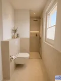 Modernes Gäste-WC mit Dusche – Visualisierung einer möglichen Gestaltung