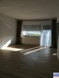 Wohnzimmer mit Zugang zum Balkon