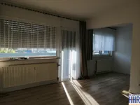 Große Fensterfront und offener Zugang zur Küche