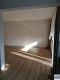 Wohnzimmer mit offenem Zugang zur Küche