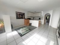 Wohnzimmer mit Küchenbereich