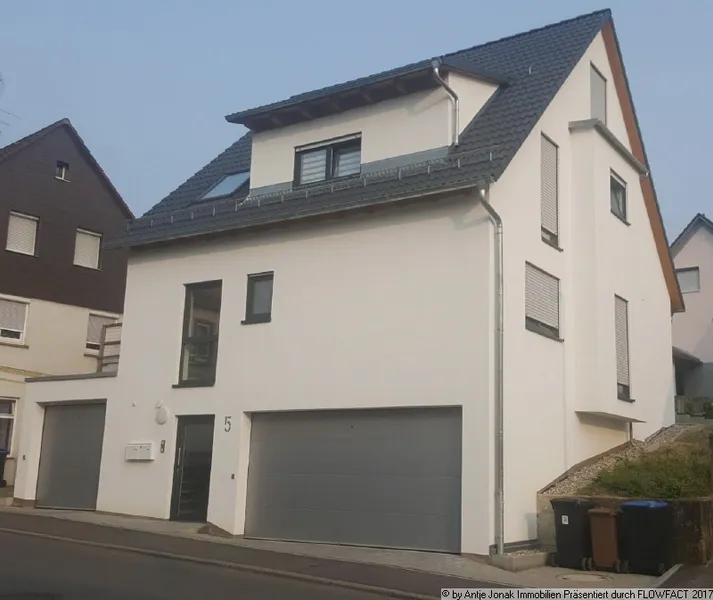 3,5 Zimmer-Wohnung mit sonnigem Balkon und Doppelgarage in Tischardt