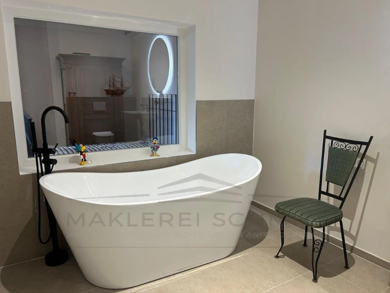 Badezimmer mit Freistehende Badewanne